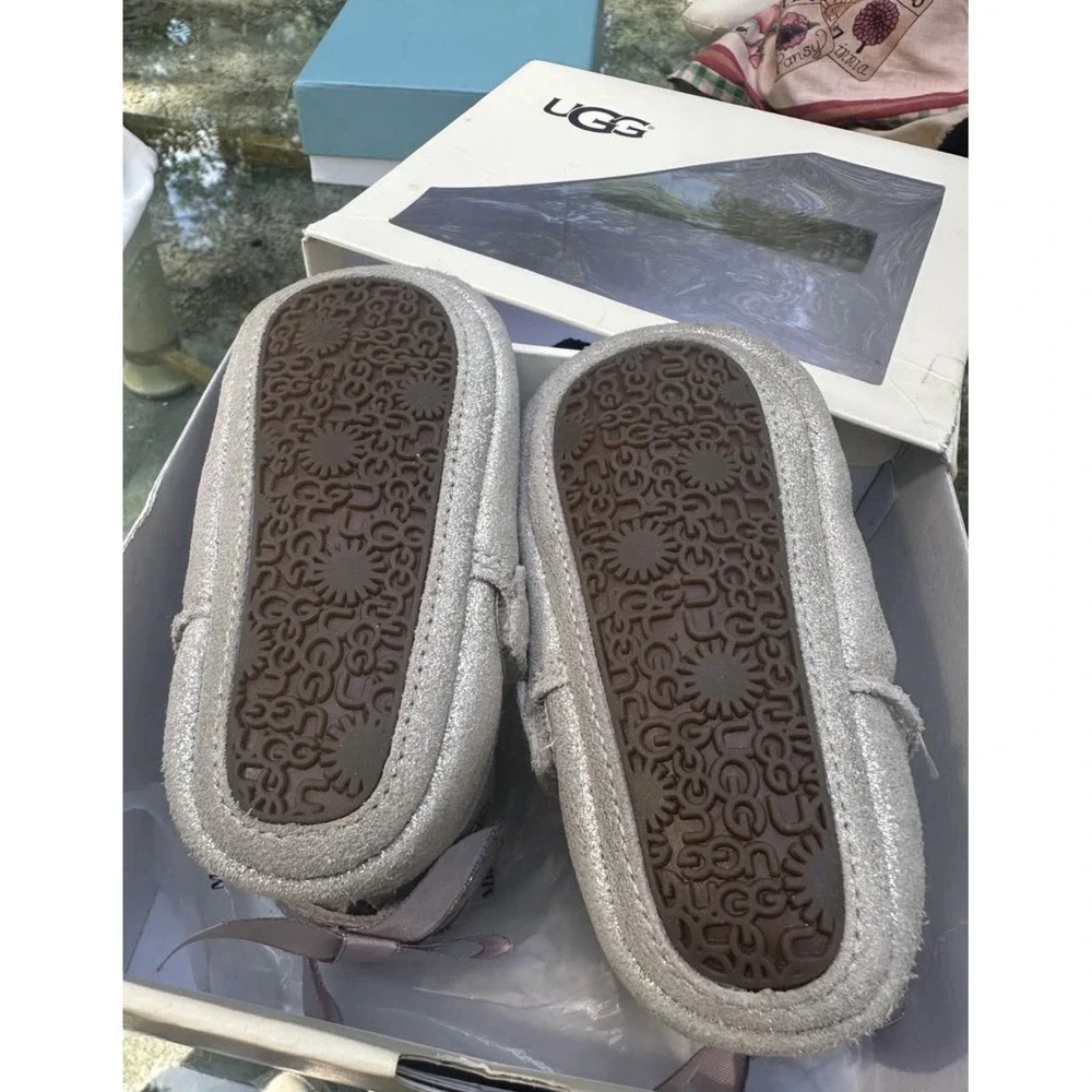 UGG Baby Girl's 4/5 Jesse Bow II Metallic Silver Booties Great Condition